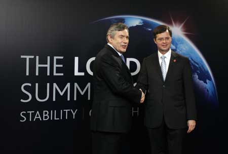 Dutch Prime Minister Jan Peter Balkenende (R) arrives at ExCel center and is greeted by British Prime Minister Gordon Brown for the summit of the Group of 20 Countries (G20) in London April 2, 2009.[Xinhua]