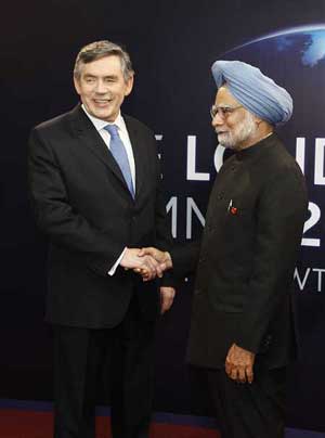 Indian Prime Minister Manmohan Singh (R) arrives at ExCel center and is greeted by British Prime Minister Gordon Brown for the summit of the Group of 20 Countries (G20) in London April 2, 2009. (Xinhua/Pool/Richard Lewis)