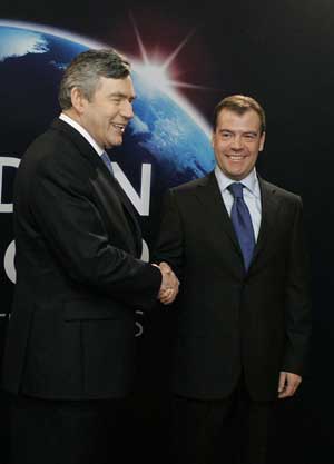 Russia's President Dmitry Medvedev (R) arrives at ExCel center and is greeted by British Prime Minister Gordon Brown for the summit of the Group of 20 Countries (G20) in London April 2, 2009. (Xinhua/Pool/Anita Maric)