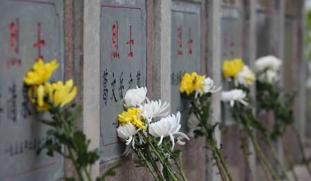 Flowers are laid down by local residents to pay respect to deceased heroes at a local cemetery for revolutionary martyrs in Rui'an city, east China's Zhejiang province, April 2, 2009, two days prior to the Qingming festival, or the tomb sweeping day, that falls on April 4. 