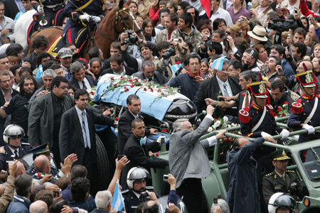 People bid farewell to former Argentine President Raul Alfonsin during his funeral in Buenos Aires, Argentina, April 2, 2009. 