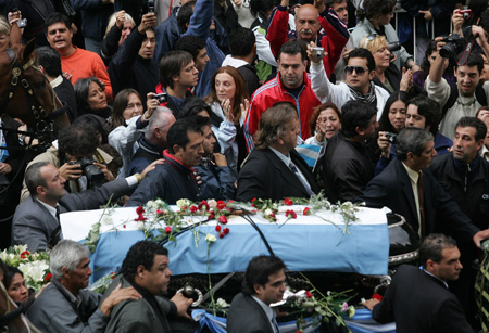 People bid farewell to former Argentine President Raul Alfonsin during his funeral in Buenos Aires, Argentina, April 2, 2009. 