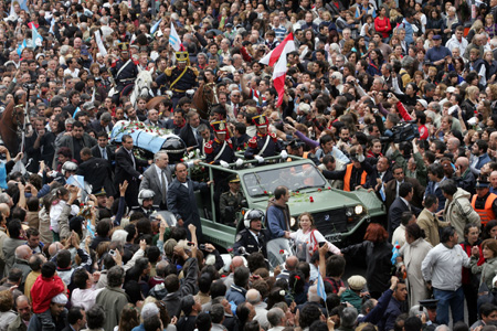 People bid farewell to former Argentine President Raul Alfonsin during his funeral in Buenos Aires, capital of Argentina, April 2, 2009.