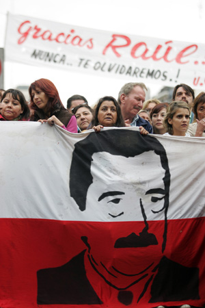 People bid farewell to former Argentine President Raul Alfonsin during his funeral in Buenos Aires, capital of Argentina, April 2, 2009. 