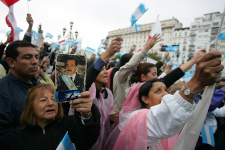 People bid farewell to former Argentine President Raul Alfonsin during his funeral in Buenos Aires, capital of Argentina, April 2, 2009. 