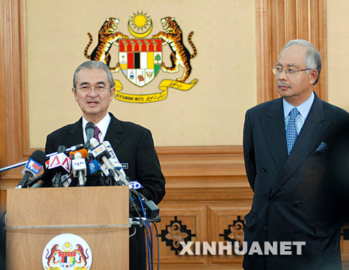 Malaysian Prime Minister Abdullah Ahmad Badawi (L) speaks during a news conference with his deputy Najib Razakin (R) in Putrajaya, Malaysia, on February 13, 2008. 