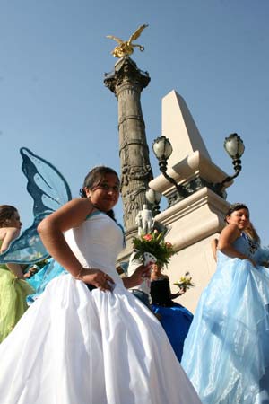 Over 300 15-year-old girls celebrate their birthdays together on the Constitution Square of Mexico City, capital of Mexico, April 4, 2009. During this special birthday party, these teenager girls danced and ate a huge birthday cake together. (Xinhua/Arturo) 