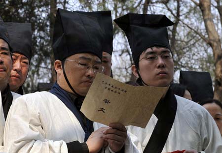 A descendant of Confucius reads lament during an ancestor worship ceremony held at the cemetery of Confucius in Qufu, east China's Shandong Province, April 5, 2009. About 300 descendants of Confucius from domestic and abroad attended the ceremony here on Sunday. Confucius (551 B.C. -- 479 B.C.), native of Qufu, was a great thinker, philosopher, and educator in ancient China. [Xinhua]