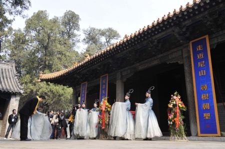 Delegates take part in the ceremony to commemorate Confucius, at the Confucian temple in Qufu, east China's Shandong Province, April 4, 2009. [Xinhua]