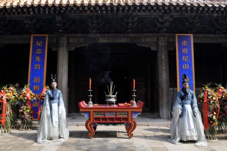 College students in ancient costumes take part in the ceremony to commemorate Confucius, at the Confucian temple in Qufu, east China's Shandong Province, April 4, 2009. [Xinhua]
