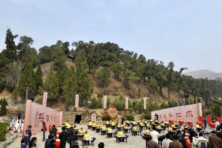 Kids take part in the ceremony to commemorate Confucius, at the Confucian temple in Qufu, east China's Shandong Province, April 4, 2009. [Xinhua]