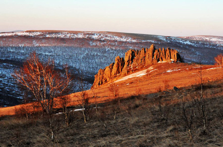 The picture taken on April 5, 2009 shows a view of the stone forest in the Asihatu World Geological Park near Chifeng city in north China's Inner Mongolia Autonomous Region. Tourists could see granite stone forests and explore great rock formation in the national park, which is some 500km to the northeast of Beijing. [Xinhua]