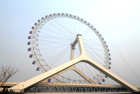 The picture taken on April 5, 2009 shows an observation wheel newly-built as a landmark scenery in north China's coastal city of Tianjin. The brand-new observation wheel, which is to operate on April 28, is 110 meters in diameter and costs 30 minutes for one circle.[Xinhua]