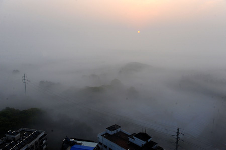 Advection fog is seen in Donghu, or the East Lake, and its surrounding areas in Wuhan, capital of central China's Hubei Province, April 6, 2009. [Xinhua]