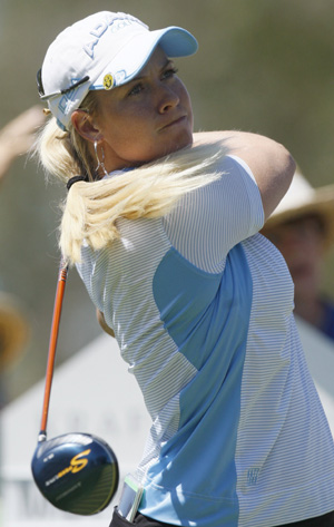 Brittany Lincicome tees off on the 13th hole during the final round of the Kraft Nabisco LPGA golf tournament in Rancho Mirage, California, April 5, 2009. [Xinhua/Reuters] 