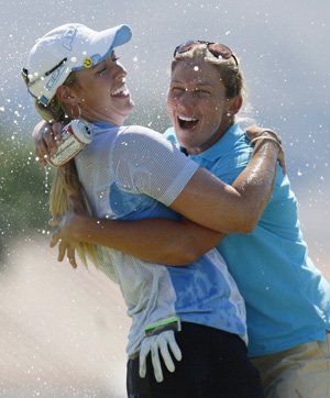 Brittany Lincicome (L) celebrates with Angela Stanford after winning the Kraft Nabisco LPGA golf tournament in Rancho Mirage, California, April 5, 2009. [Xinhua/Reuters]