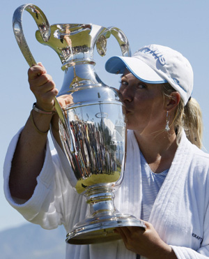 Brittany Lincicome poses with the trophy after winning the Kraft Nabisco LPGA golf tournament in Rancho Mirage, California April 5, 2009.[Xinhua/Reuters]