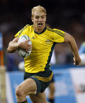 Australia's Shawn Mackay scores a try against South Africa in their quarterfinal match in Commonwealth Games Rugby sevens in Melbourne March 17, 2006. [Xinhua/Reuters, File Photo]