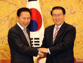 Li Changchun (R), a member of the Standing Committee of the Political Bureau of the Communist Party of China (CPC) Central Committee, shakes hands with President of the Republic of Korea (ROK) Lee Myung Bak during their meeting in Seoul, ROK, April 6, 2009. [Liu Jiansheng/Xinhua] 