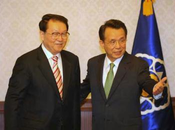 Li Changchun (L), a member of the Standing Committee of the Political Bureau of the Communist Party of China (CPC) Central Committee, meets with Prime Minister of the Republic of Korea (ROK) Han Seung-soo in Seoul, ROK, April 6, 2009. [Liu Jiansheng/Xinhua] 