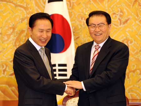 Li Changchun (R), a member of the Standing Committee of the Political Bureau of the Communist Party of China (CPC) Central Committee, shakes hands with President of the Republic of Korea (ROK) Lee Myung Bak during their meeting in Seoul, ROK, April 6, 2009. 