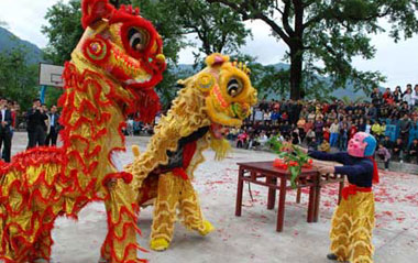 Local people of the Miao ethnic group present lion dance performances before they stage a ceremony to worship their ancestors at a village near Zhaoping county in southwest China's Guangxi Zhuang Autonomous Region, April 5, 2009 during the three-day holiday of the Qingming festival, or the traditional Tomb-sweeping Day.