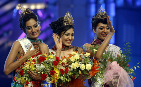 Newly selected Miss India World Pooja Chopra (R), Miss India Earth Shriya Kishore (C), and Miss India Universe Ekta Chaudhary pose during the Miss India Pageant 2009 in Mumbai April 5, 2009.