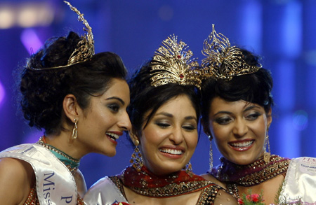 Newly selected Miss India World Pooja Chopra (R), Miss India Earth Shriya Kishore (C), and Miss India Universe Ekta Chaudhary pose during the Miss India Pageant 2009 in Mumbai April 5, 2009.