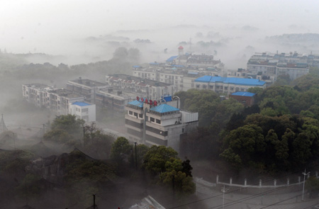Advection fog is seen in Donghu, or the East Lake, and its surrounding areas in Wuhan, capital of central China's Hubei Province, April 6, 2009. 