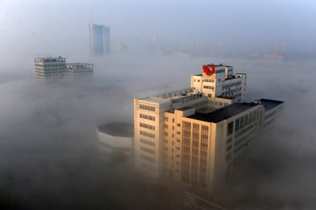 Advection fog is seen in Donghu, or the East Lake, and its surrounding areas in Wuhan, capital of central China's Hubei Province, April 6, 2009. 