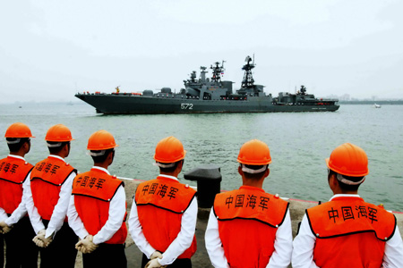 The Admiral Vinogradov submarine chaser, a Russian warship, arrives at the port of Zhanjiang, south China's Guangdong Province, April 6, 2009. Two warships of Russia's Pacific Fleet visited the south China port of Zhanjiang Monday after accomplishing an anti-piracy operation in the Gulf of Aden. 