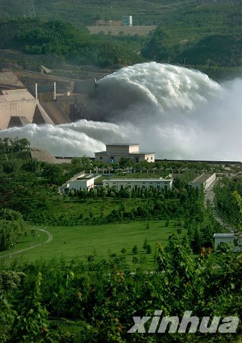 Photo taken in June, 2006 shows the Xiaolangdi Water-Control Project on the Yellow River in Henan province.
