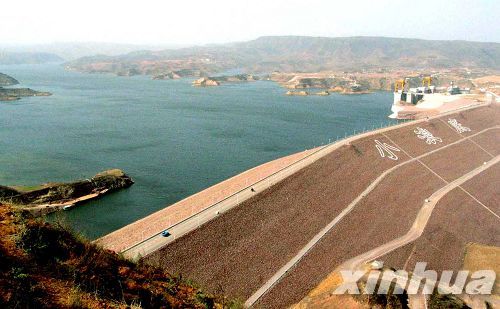 Photo taken in October, 2003 shows the Xiaolangdi reservoir and dam.