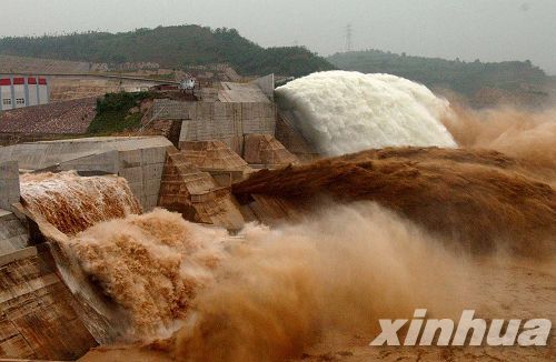 Photo taken in June, 2002 shows the great secne at the Xiaolangdi reservoir when the water poured out.