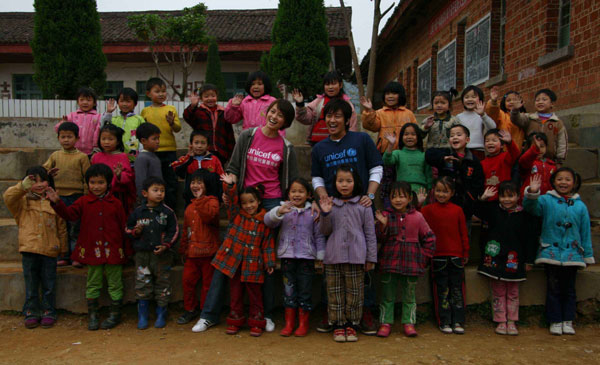 Gigi Leung and Eric Suen with the children during their trip to Jiangxi Province from March 31 to April 5, 2009.