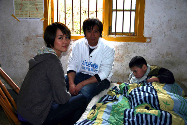 Gigi Leung and Eric Suen with the children during their trip to Jiangxi Province from March 31 to April 5, 2009.