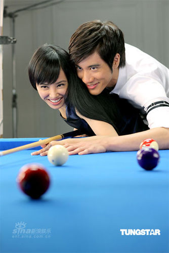 Singer Leehom Wang and pop idol Jolin Tsai are seen shooting a TV commercial for a brand shampoo in this series of photos. The two stars, both are green hands in snooker, were arranged to learn some basic snooker skills before the filming of the ad. 