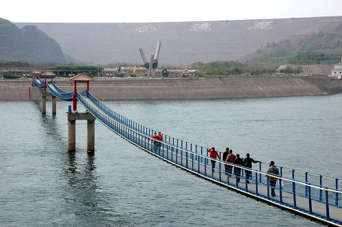 Tourists visit the Xiaolangdi reservoir April 7, 2009. [Xinhua]