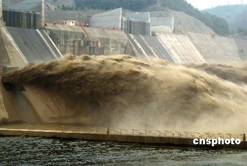 Photo taken on June 23, 2008 shows the great secne at the Xiaolangdi reservoir when the water poured out. 