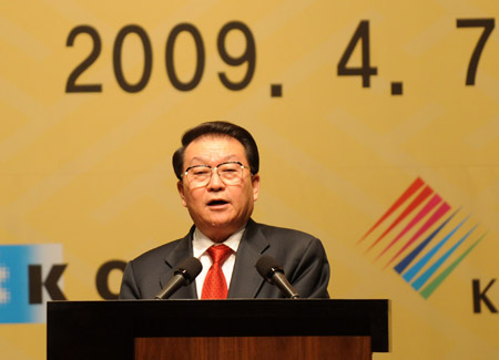 Li Changchun, member of the Standing Committee of the Political Bureau of the Communist Party of China (CPC) Central Committee, delievers a speech during a luncheon with chiefs of four South Korean business lobby groups in Seoul, South Korea, on April 7, 2009. (Xinhua/Liu Jiansheng)