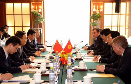 Chinese Foreign Minister Yang Jiechi holds talks with his Kyrgyz counterpart Kadyrbek Sarbaev in Beijing, China, on April 7, 2009. (Xinhua/Zhang Duo)