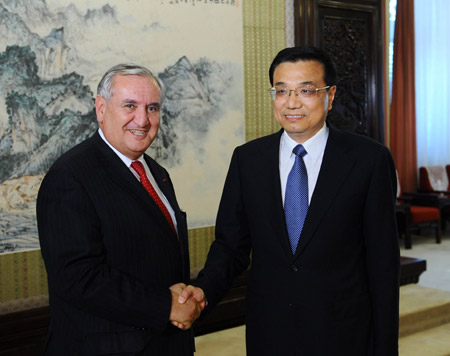 Chinese Vice Premier Li Keqiang (R) meets with Former French Prime Minister Jean-Pierre Raffarin in Beijing, capital of China, on April 7, 2009. (Xinhua/Li Tao)