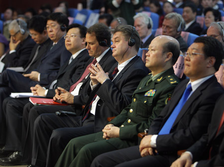 Participants attend a startup ceremony of the World Health Day sponsored by the WHO in Beijing April 7, 2009. The World Health Organization (WHO) launched a global campaign to improve hospital safety in emergencies here Tuesday on the World Health Day.(Xinhua/Xing Guangli) 