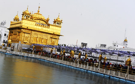 Sikhs queue up to enter the Golden Temple in Amritsar, India, April 6, 2009. The temple is the holiest shrine for Sikhs. (Xinhua/Wang Ye) 