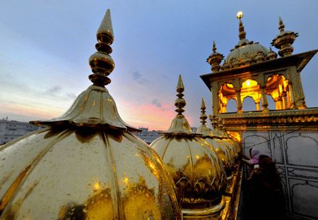 Tourists visit the Golden Temple in Amritsar, India, April 6, 2009. The temple is the holiest shrine for Sikhs. (Xinhua/Wang Ye)