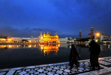 Tourists visit the Golden Temple in Amritsar, India, April 6, 2009. The temple is the holiest shrine for Sikhs. (Xinhua/Wang Ye)