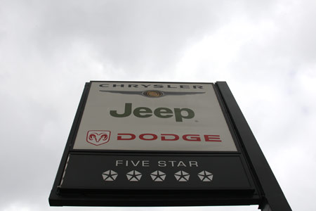 A placard of Chrysler is seen at a car dealership in New York, the United States, April 7, 2009. General Motors and Chrysler is on the brink of bankruptcy. (Xinhua/Liu Xin)
