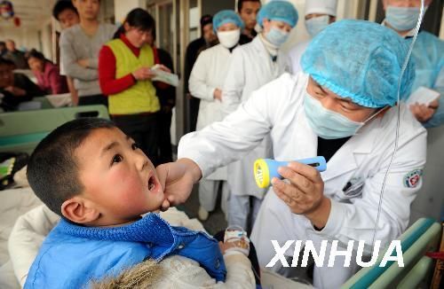 Doctors from the Ministry of Health are examining patients contracted with hand-foot-month disease in Heze, Shandong Province, on March 28, 2009. 