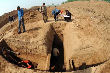 Chinese archaeologists excavate an ancient tomb possibly dated to the early stage of 8 A.D.-220 A.D. at Jiaozuo city in central China's Henan province April 7, 2009. 