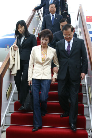 Kuomintang Honorary Chairman Lien Chan (R, Front) and his wife arrive at the Guiyang Longdongbao Airport in Guiyang, southwest China's Guizhou Province, on April 8, 2009. A delegation headed by Lien Chan arrived here on Wednesday for a visit to the province. (Xinhua/Wang Li)